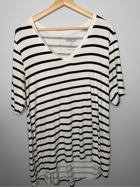 Ladies Torrid White & Black super soft Striped V-Neck Knit Top size 2